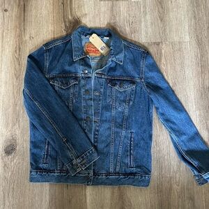 Levi’s Men’s denim jacket size Large NWT.